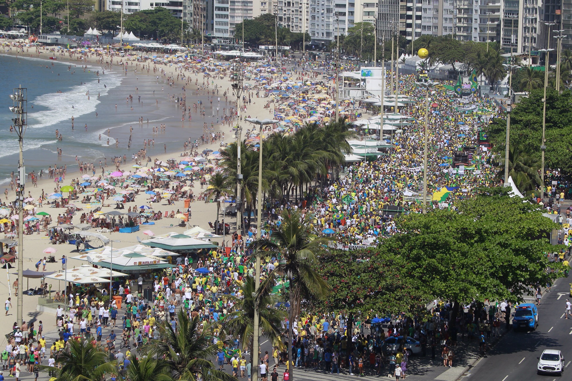 Praia de Copacabana recebe manifestantes e banhistas neste domingo