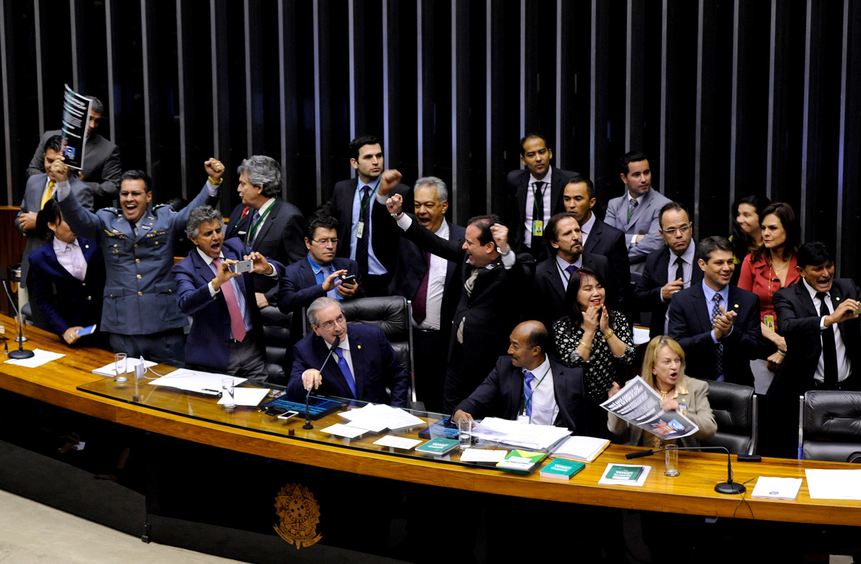 Deputados comemoram aprovação da redução da maioridade penal em 2ª votação na Câmara dos Deputados, em Brasília