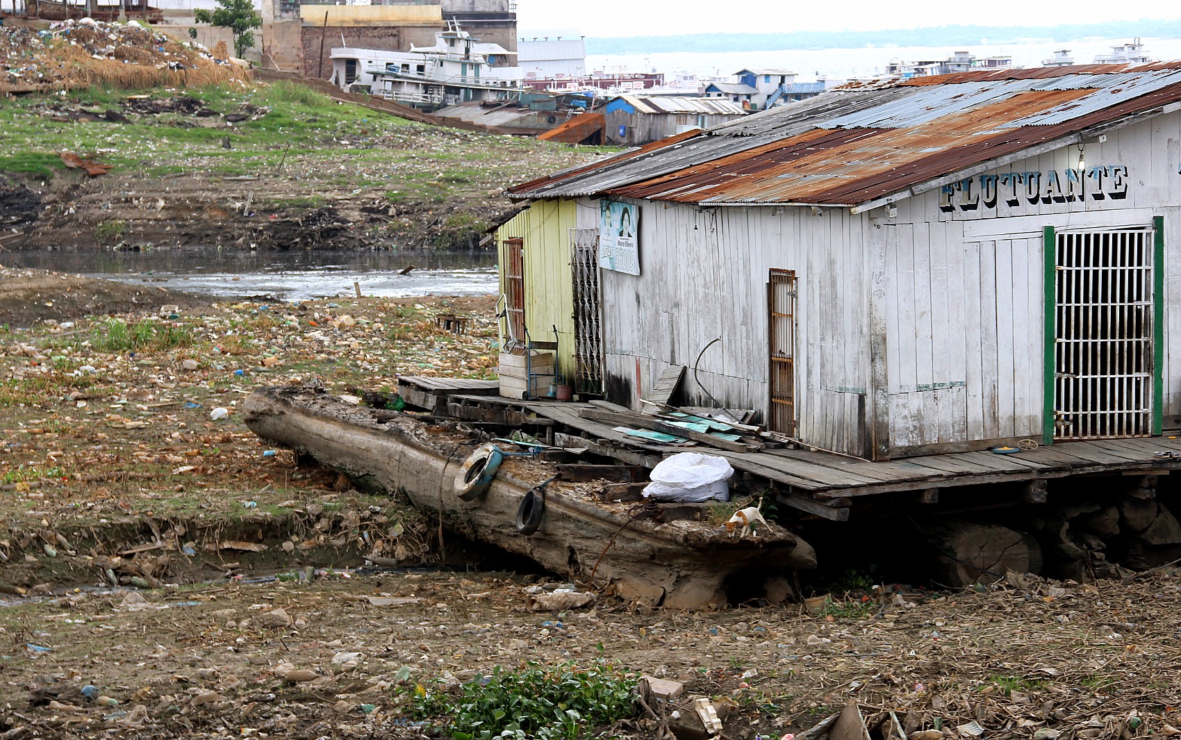 Casa flutuante ficou isolada durante a vazante do Rio Negro, em Manaus 