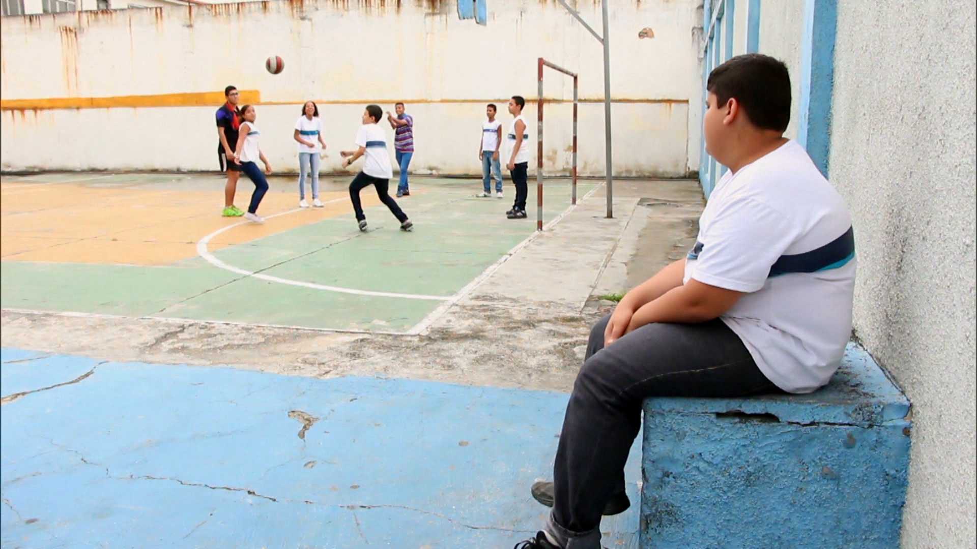 Alunos tentam virar o jogo e superar o bullying em escola pública do Rio