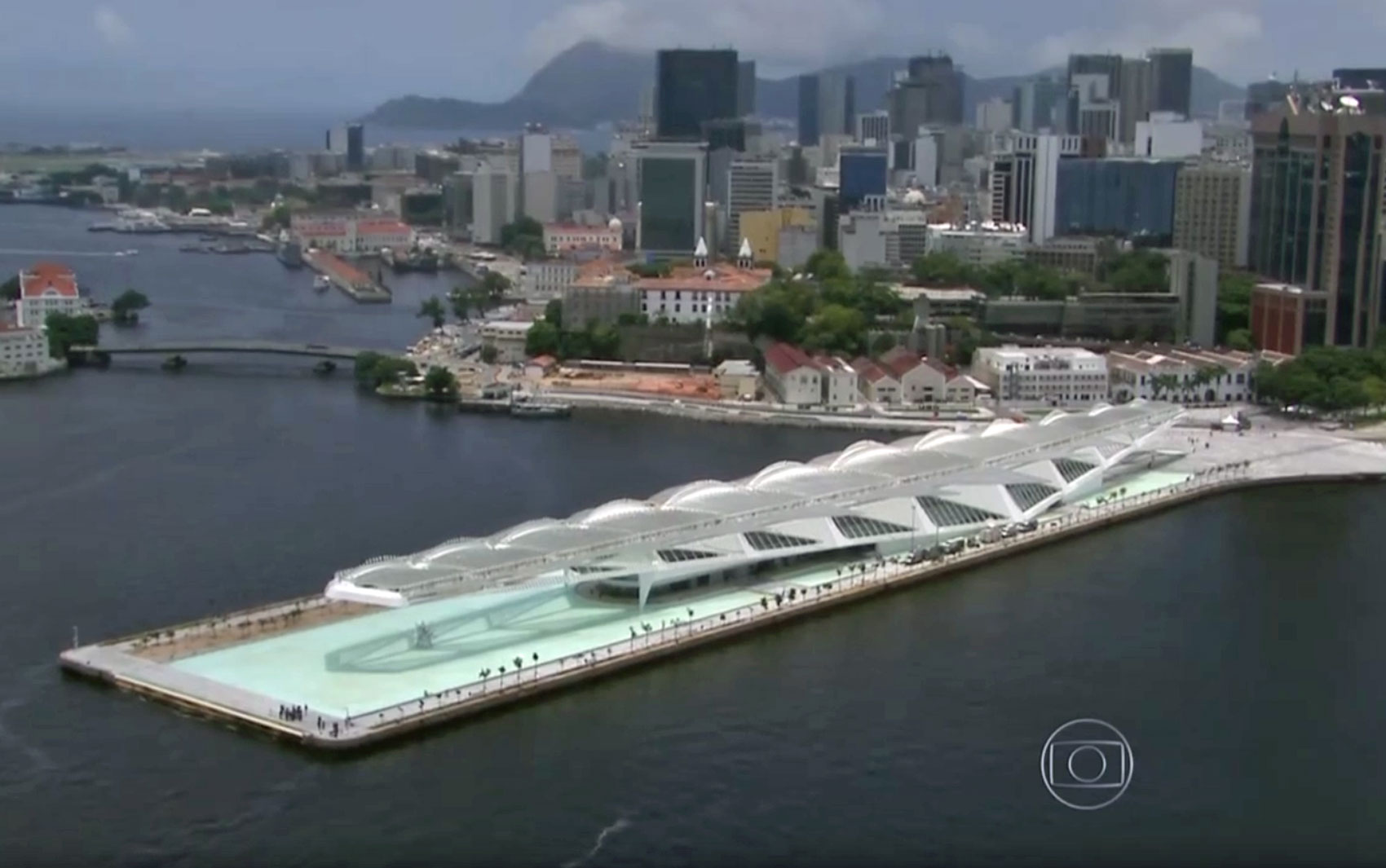 Vista aérea do Museu do Amanhã com o Centro do Rio ao fundo