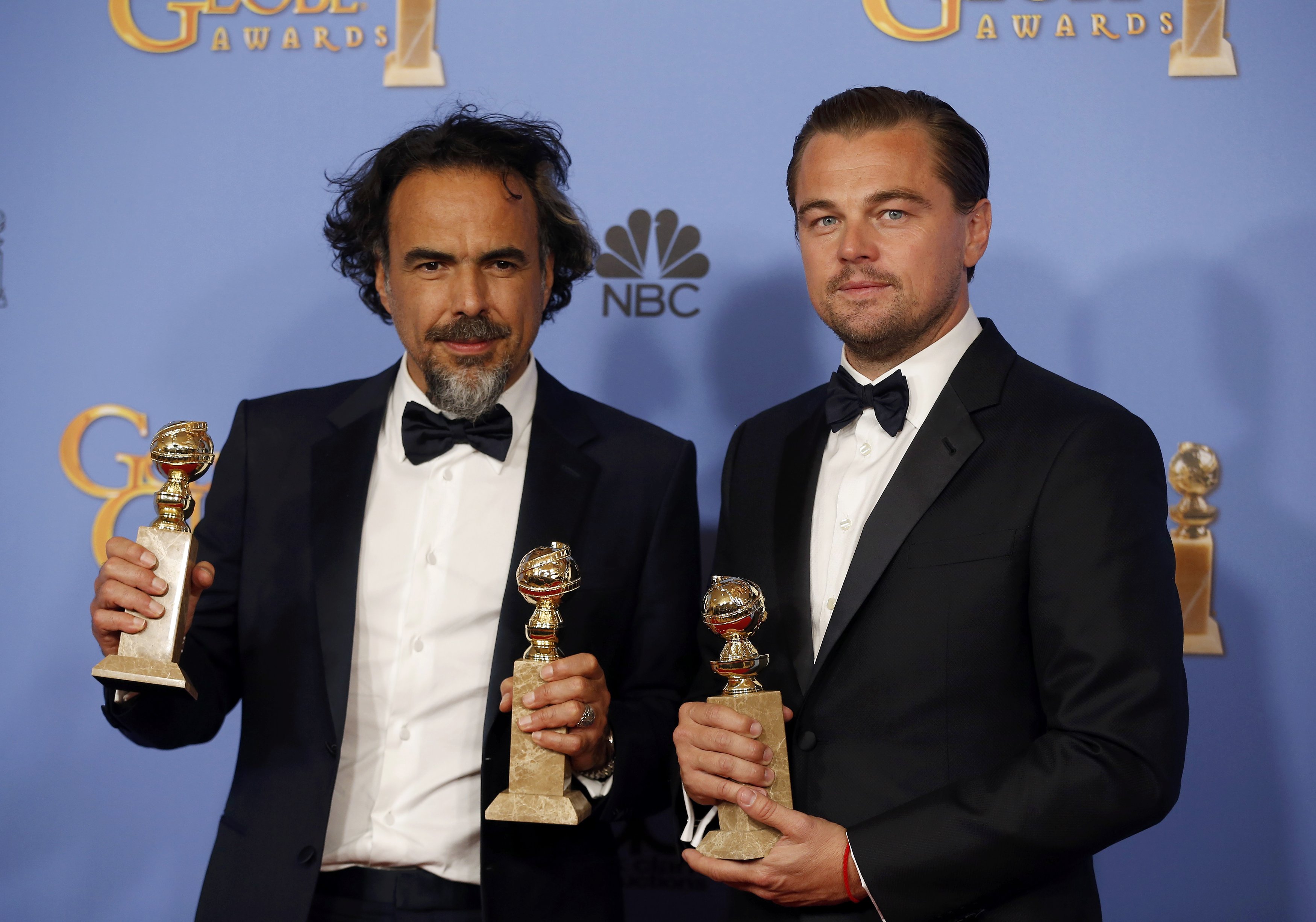 Alejandro González Iñárritu e Leonardo DiCaprio com os 3 prêmios do Globo de Ouro por 'O regresso'