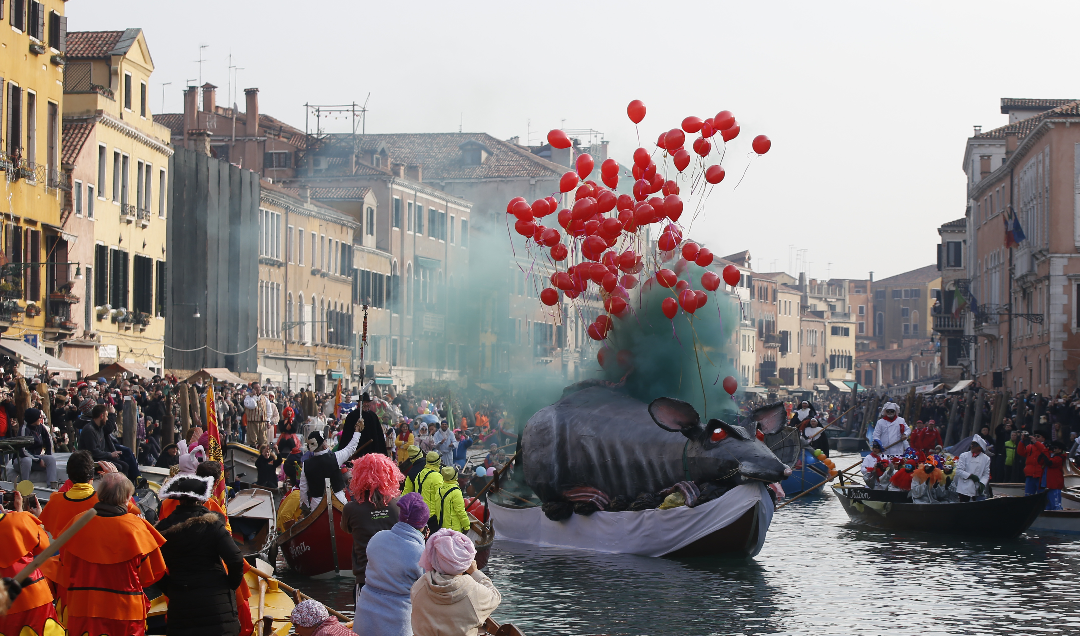 Desfile de Carnaval no rio Cannnaregio, em Veneza