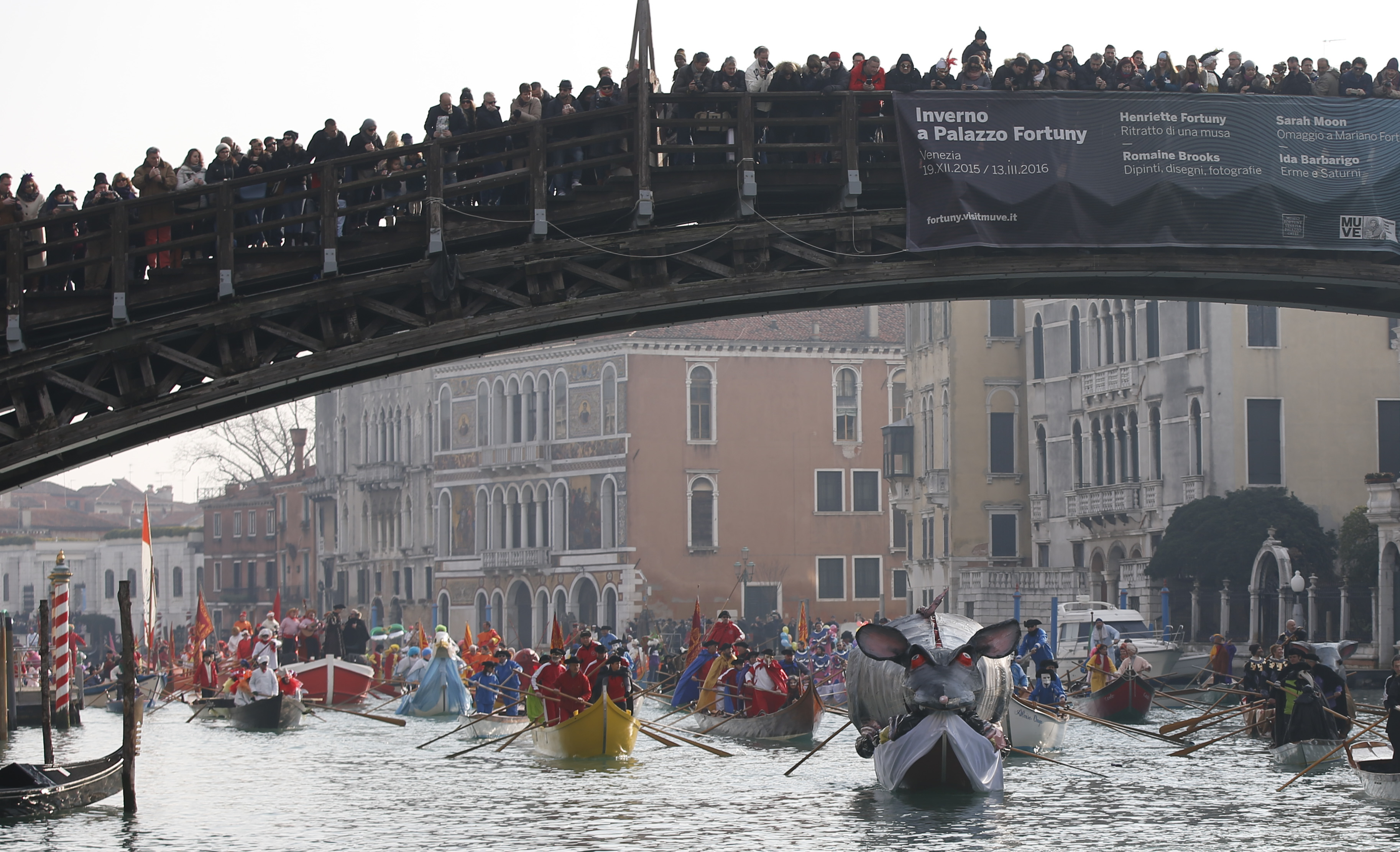 Turistas prestigiam desfile de Carnaval da ponte da Academia