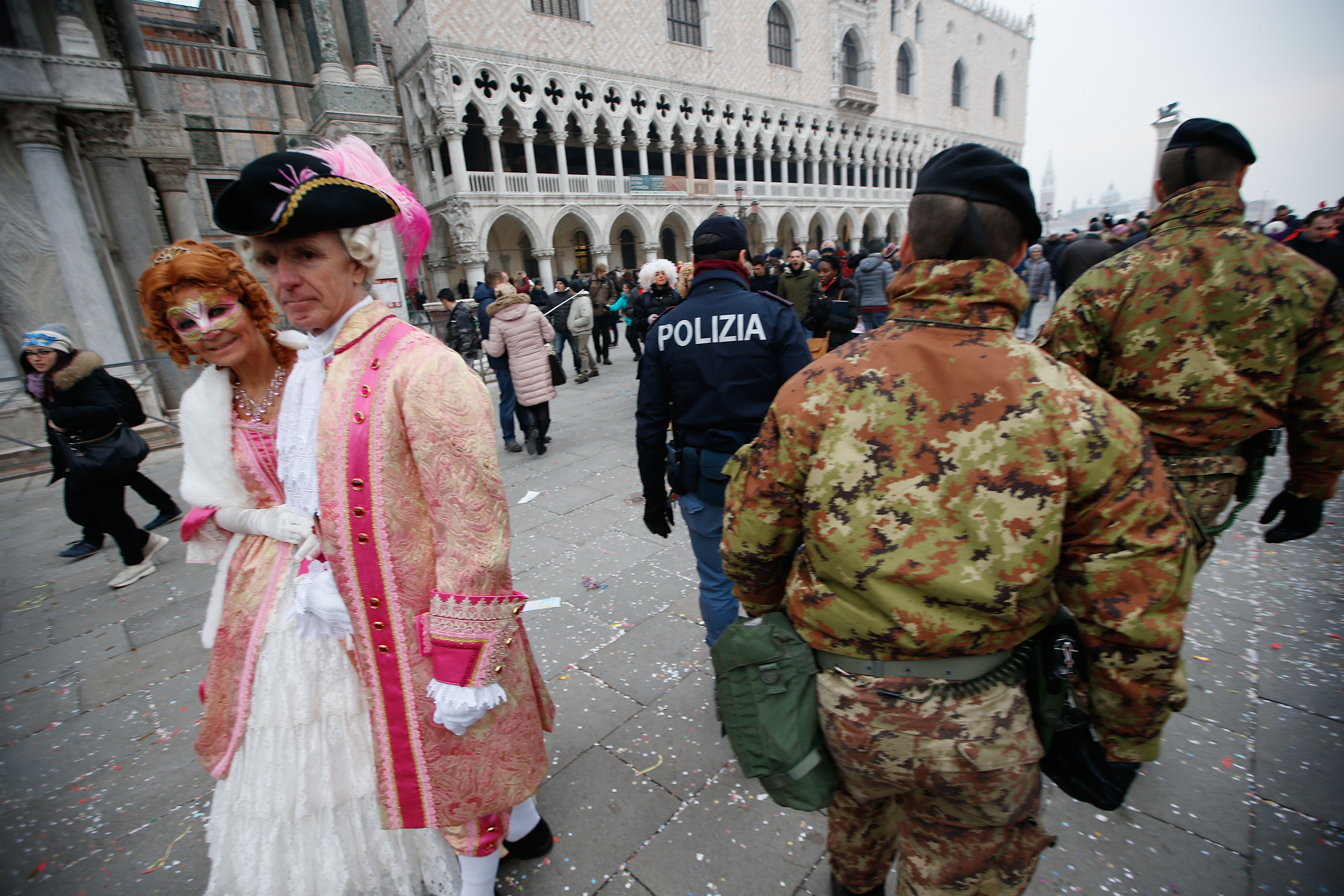 A segurança foi reforçada na cidade italiana. Até o banimento das máscaras foi cogitado, mas não foi aprovado.
