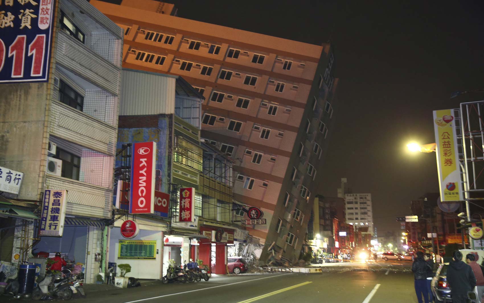 Prédio na cidade de Tainan ficou inclinado nesta sexta-feira (5) após terremoto em Taiwan