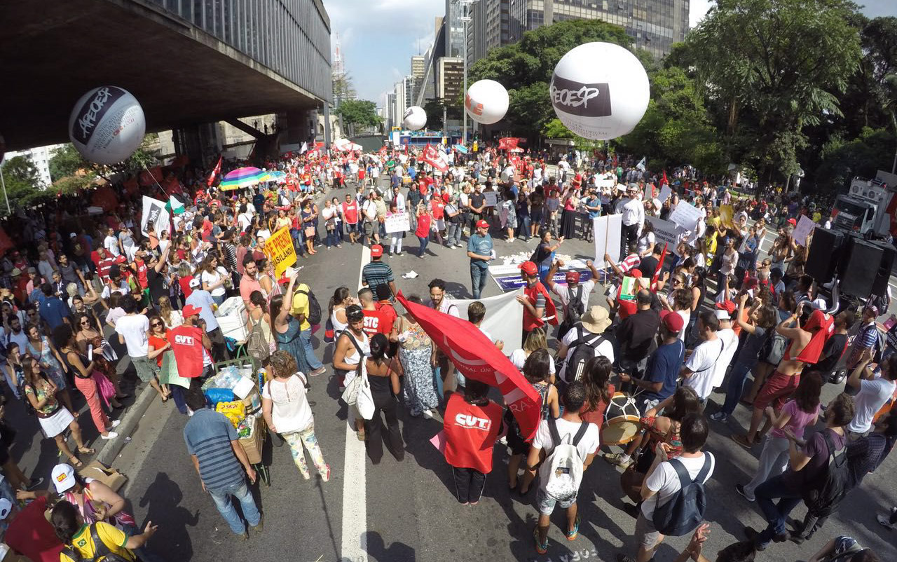 18/03 - Manifestantes se concentram na Avenida Paulista, em São Paulo, durante ato em defesa do governo e da presidente Dilma Rousseff 