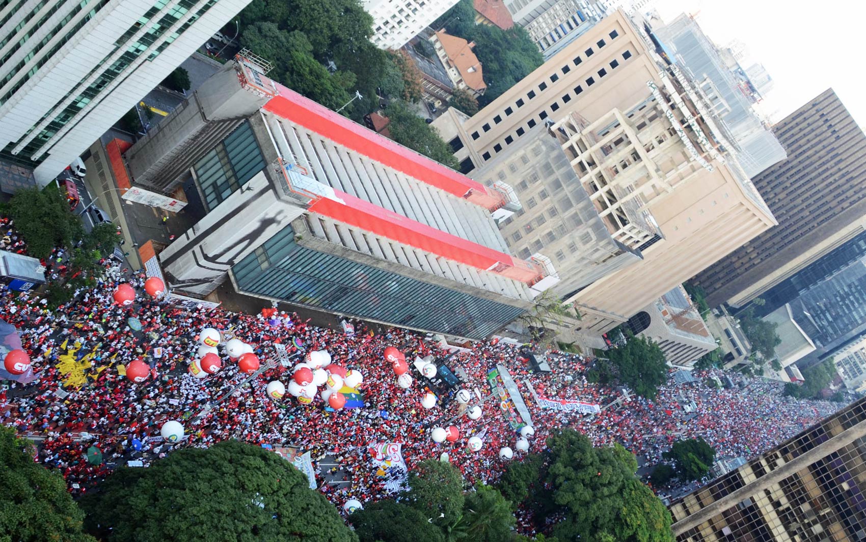 Manifestantes preenchem a Avenida Paulista de vermelho em ato em defesa do governo e da presidente Dilma Rousseff ocupando a Avenida Paulista, em São Paulo