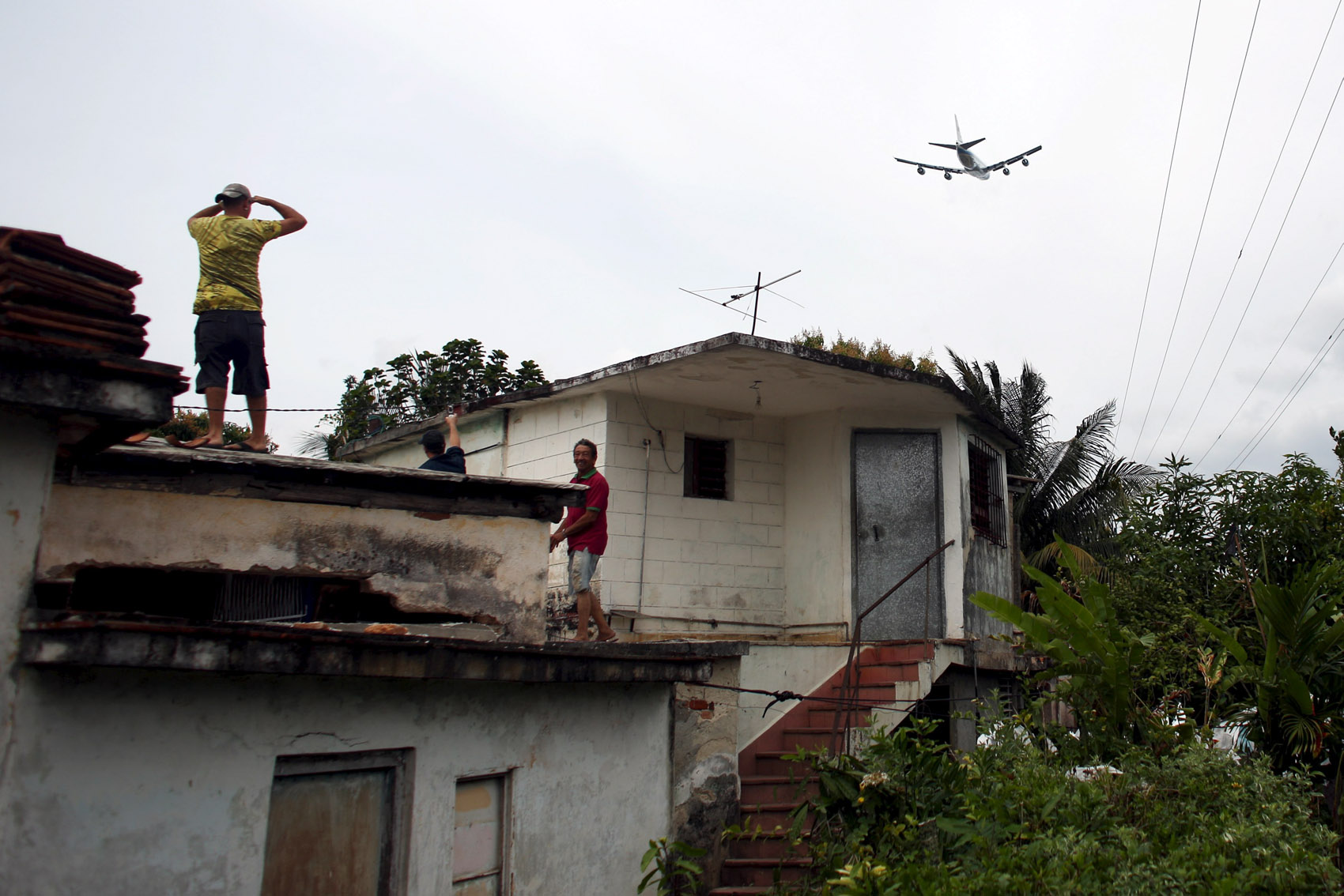 22/03 - Pessoas observam o avião presidencial americano Air Force One do telhado de uma casa em Havana, Cuba. O presidente Barack Obama deixou Cuba após uma visita histórica de três dias