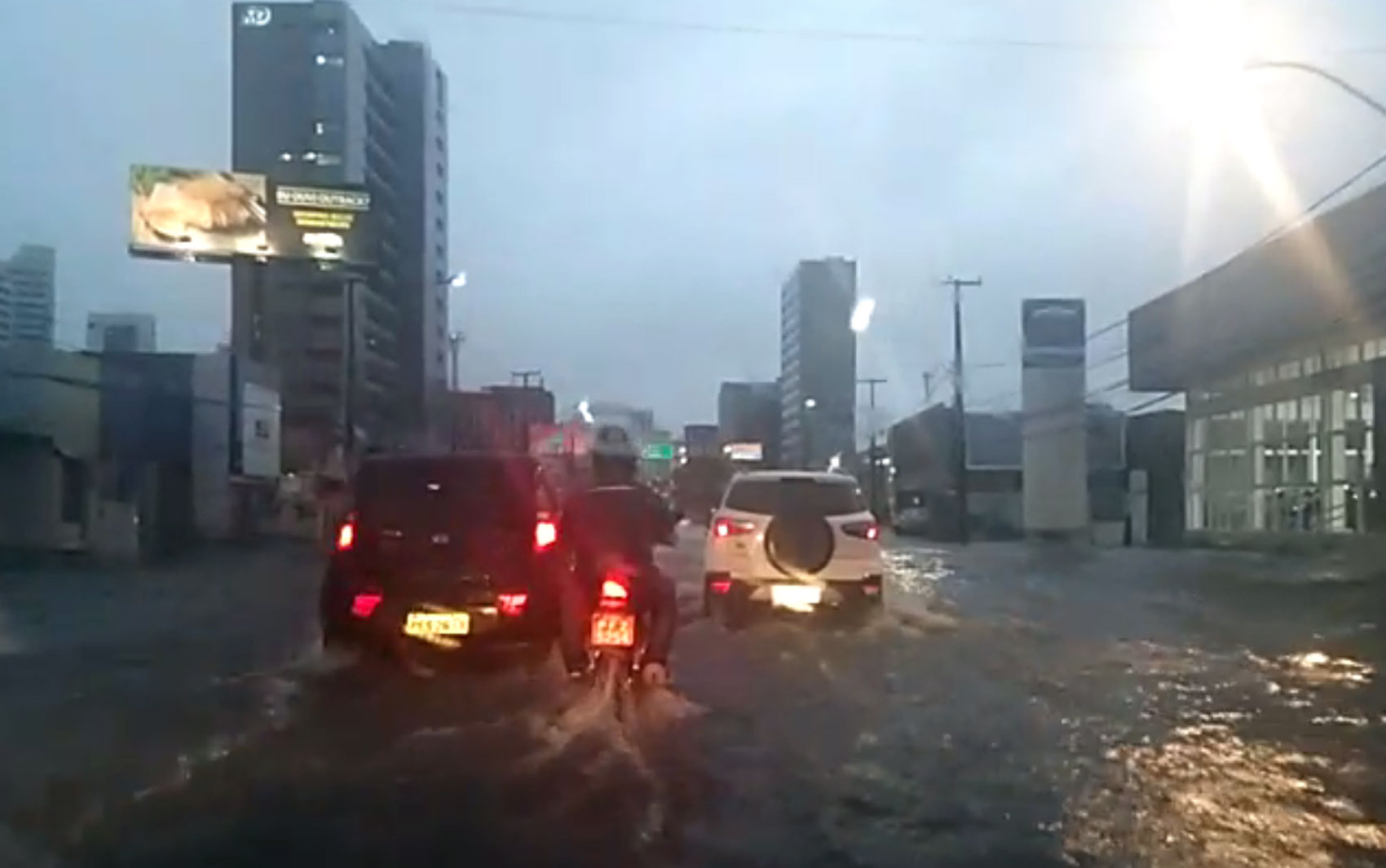 Avenida Domingos Ferreira, em Boa Viagem, na Zona Sul do Recife, também ficou alagada