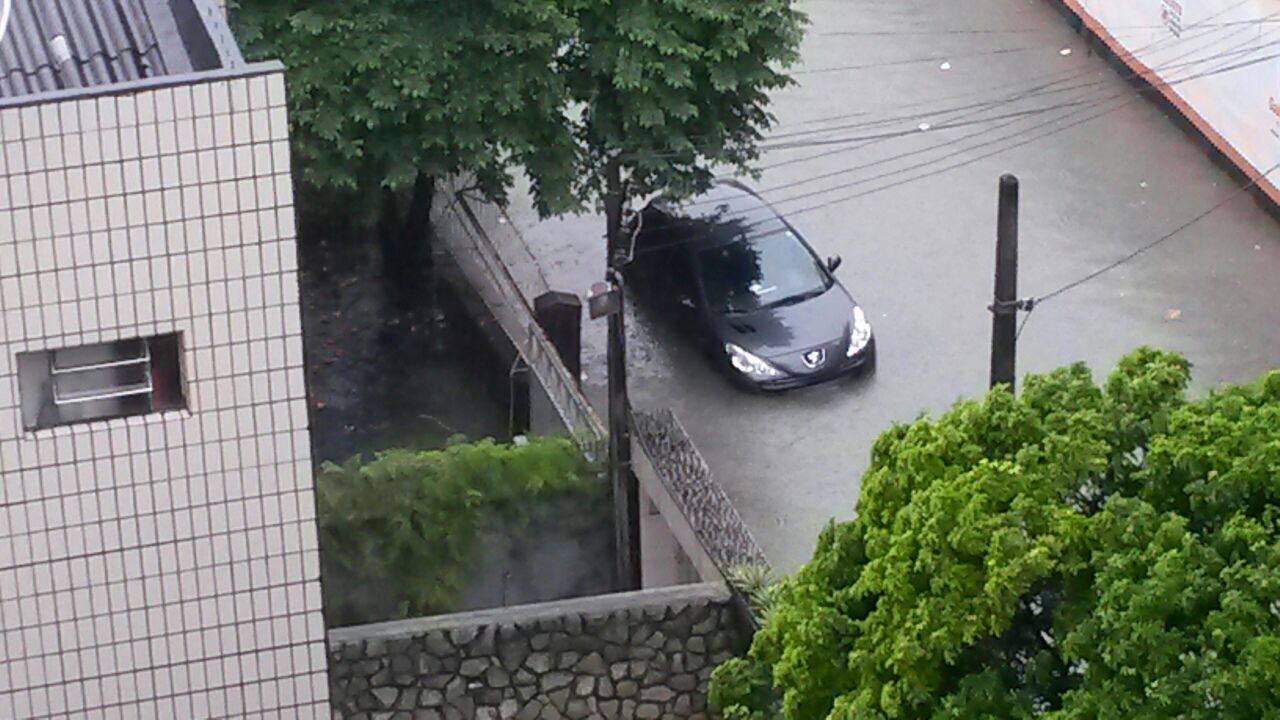 Na Encruzilhada, água cobre placa de carro estacionado na Rua Nossa Senhora da Pompeia