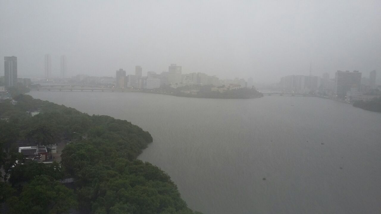 Às 16h, fortes chuvas ainda caíam sobre a Região Metropolitana do Recife