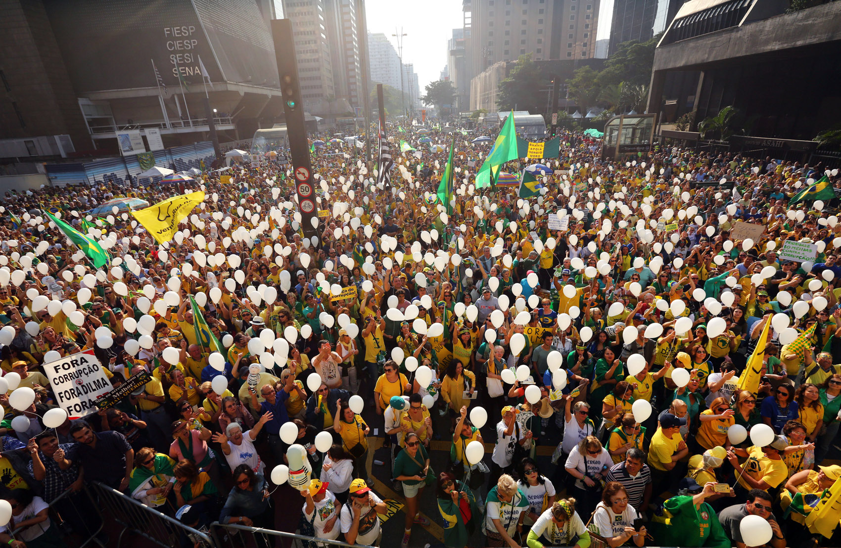 SÃO PAULO: Manifestantes fazem ato pelo impeachment da presidente afastada Dilma Rousseff na Avenida Paulista, em São Paulo