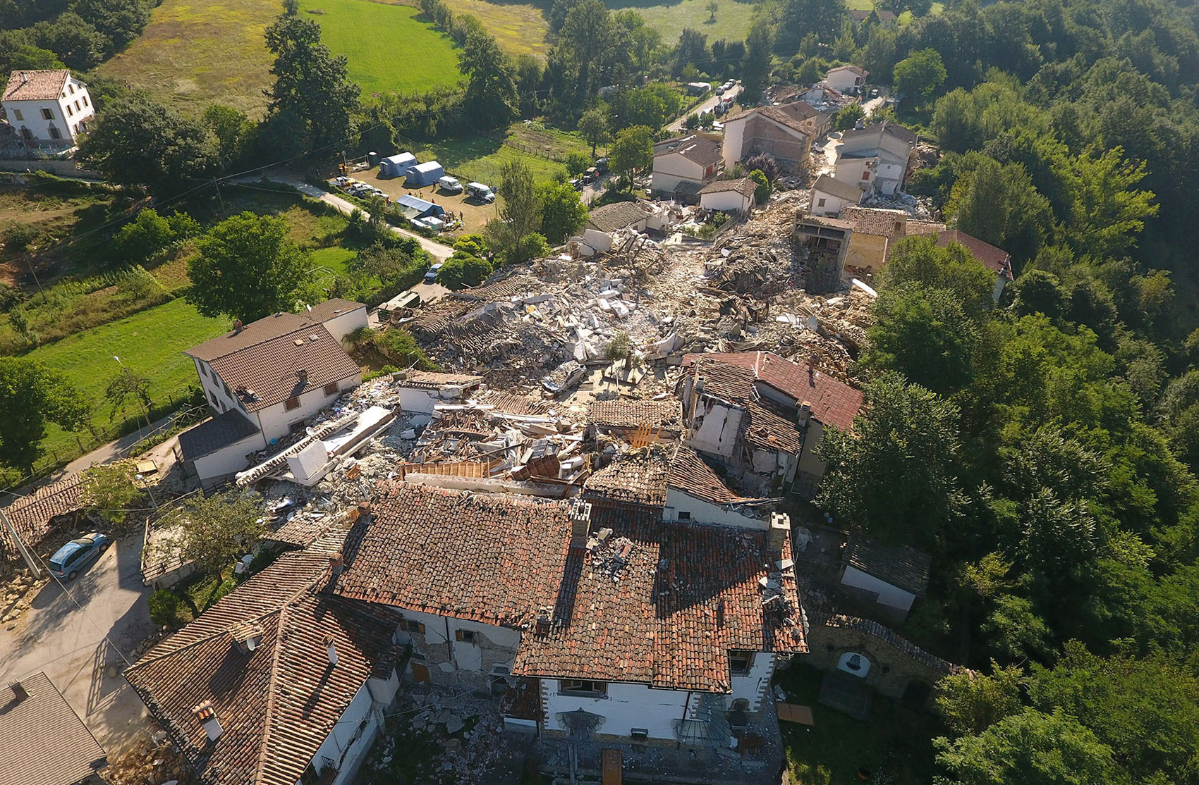 26/08 - Imagem capturada por um drone mostra a destruição causada pelo terremoto em Saletta, na região central da Itália