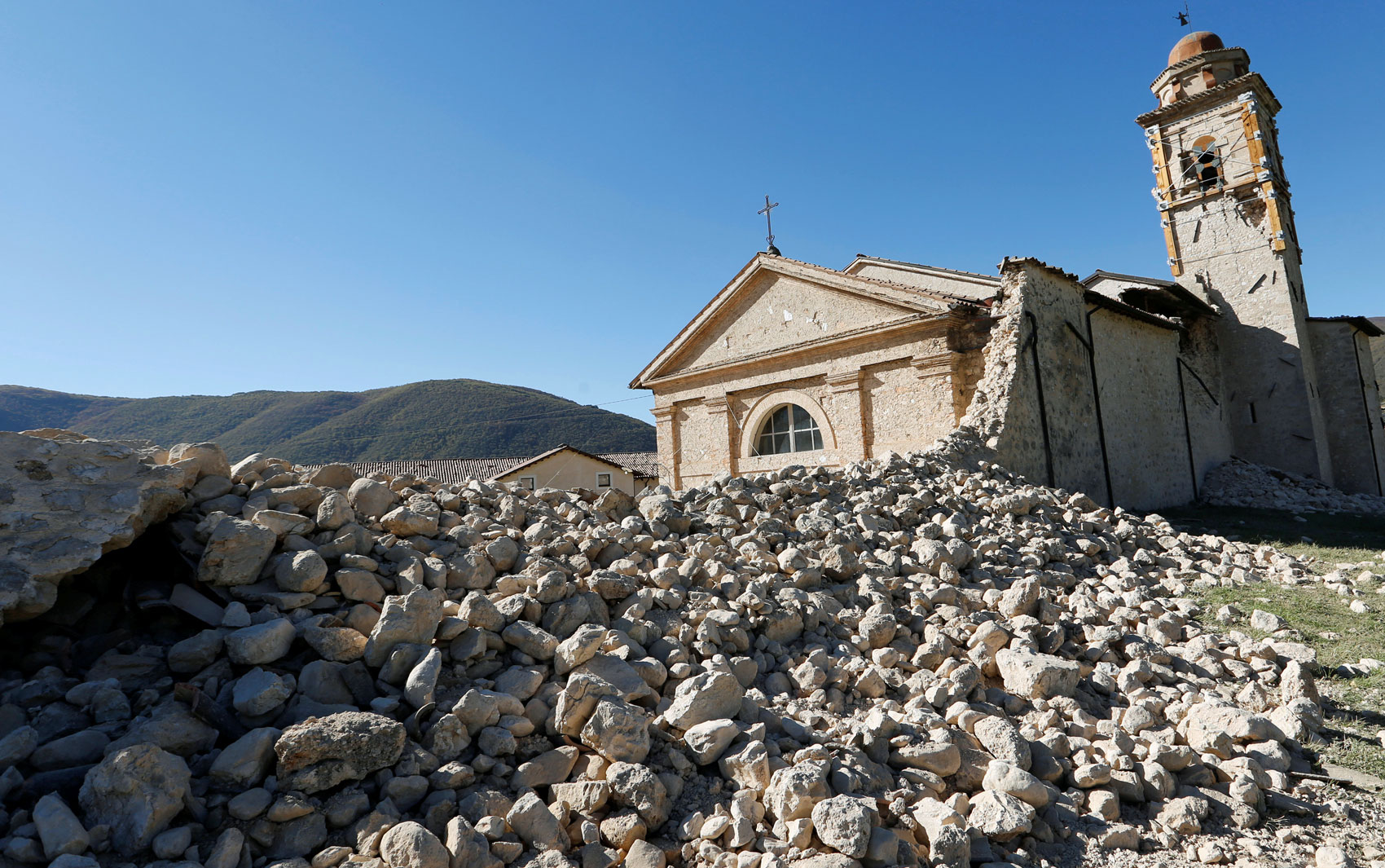 Igreja de Santo Antônio, que fica em uma estrada na Norcia, foi parcialmente destruída após terremoto que atingiu a Itália