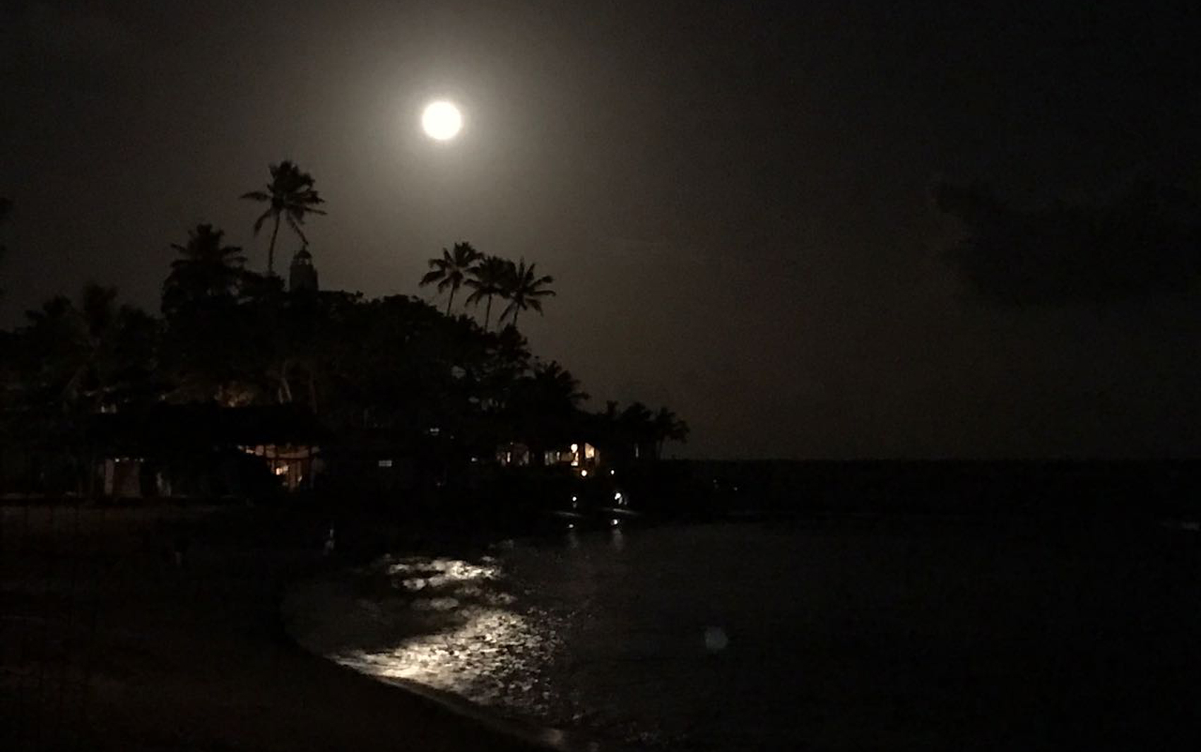 A leitora Carla Moreira Azi tirou a foto da Superlua com seu celular em um 'supercenário': no entardecer da Praia do Forte, na Bahia