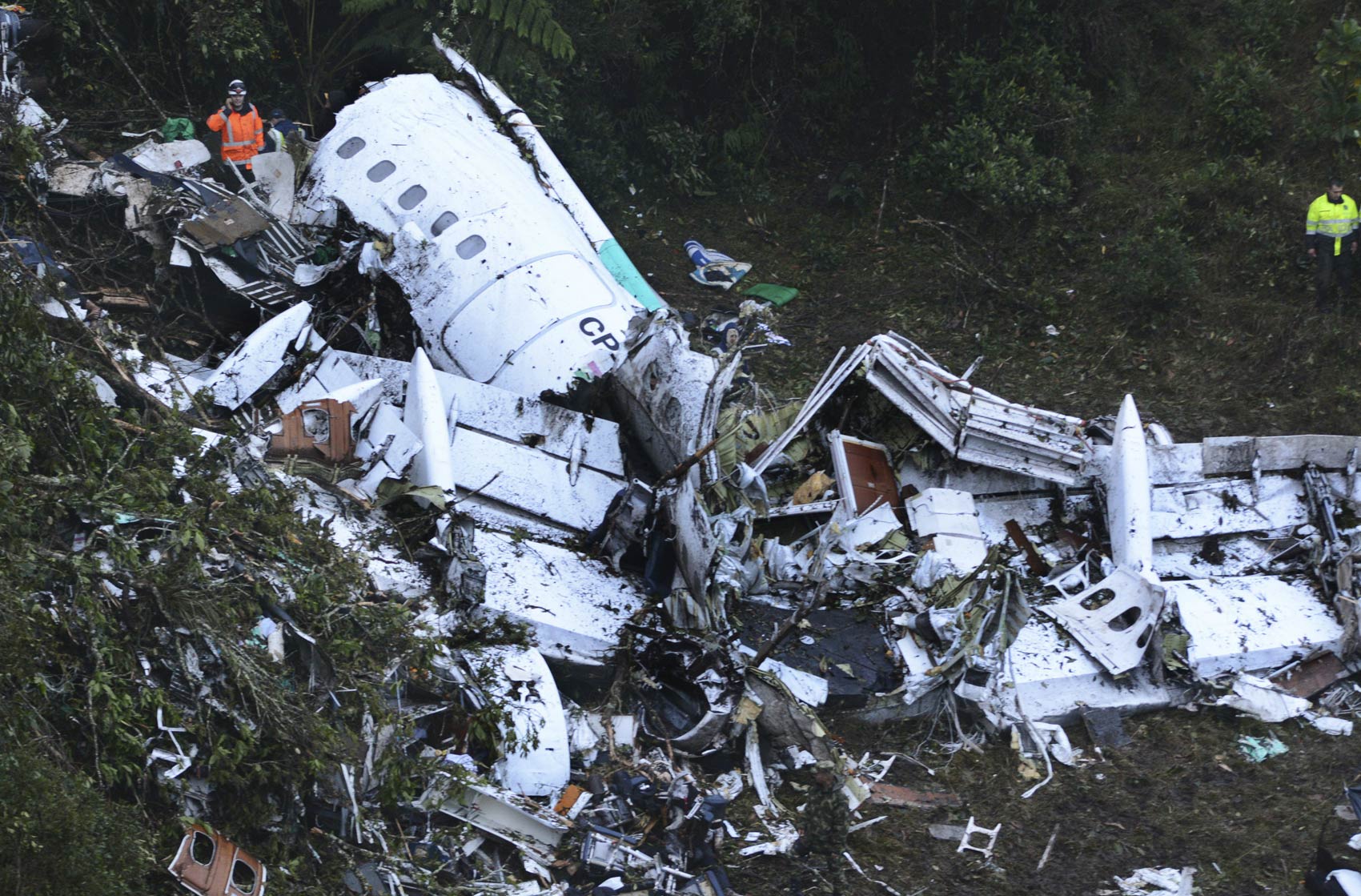 Destroços do avião que levava a Chapecoense são vistos perto de Medellín, na Colômbia