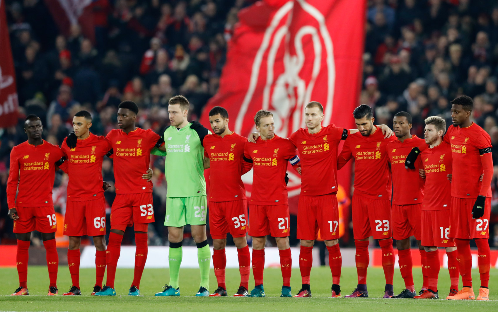 Jogadores do Liverpool fazem um minuto de silêncio em homenagem às vítimas da queda do avião que levava o time da Chapecoense para a Colômbia durante partida contra o Leeds United no estádio Anfield em Liverpool, na Inglaterra