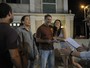 Diretor e elenco se divertem nas gravações da próxima novela das nove (Foto: TV Globo/Renato Rocha Miranda)