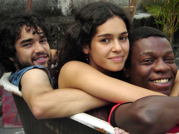 Os atores Caio Blat, Maria Flor e Alexandre Rodrigues formam o triângulo amoroso 