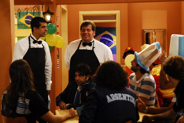 Pedrão (Marcius Melhem) e Jorginho (Leandro Hassum) trabalham em um restaurante durante a Copa