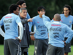 Técnico Oscar Tabárez orienta os jogadores uruguaios