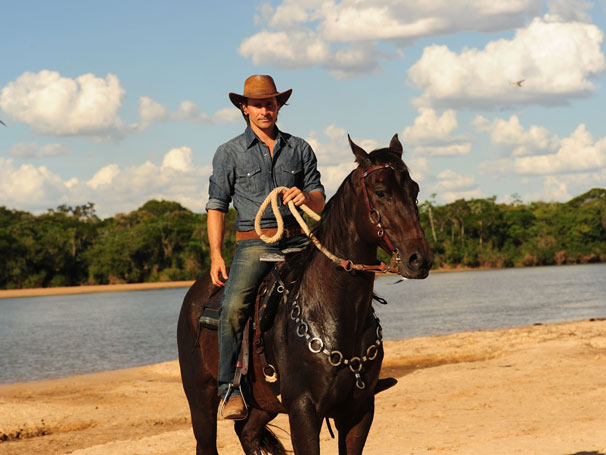 Murilo Rosa durante uma gravação às margens do rio Araguaia