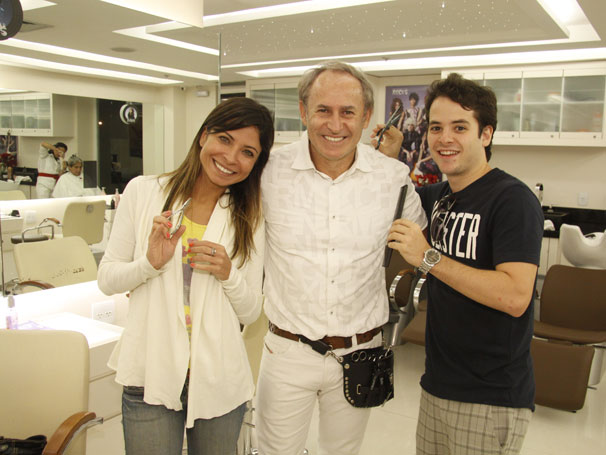 Ana Lima e Thiago Oliveira posam com Rudi Werner