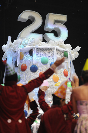 Bolo gigante encerrou a festa de 25 anos do Criança Esperança