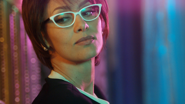 Maria Fernanda Cândido aparece de óculos e peruca na nova série da Rede Globo