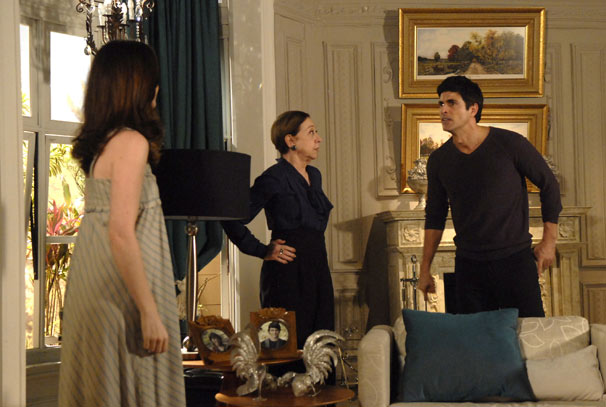 Fred (Reynaldo Gianecchini) encontra Fátima (Bianca Bin) e Felícia (Larissa Maciel) na mansão dos Gouveia
