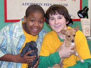 Cãofusões - Calvin (Kyle Massey), à esquerda, usa cachorro