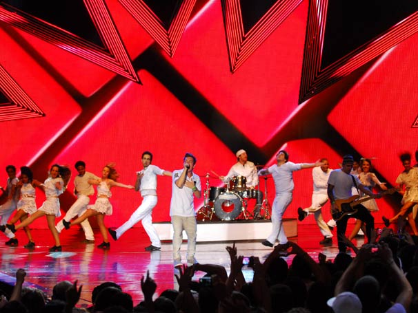 O grupo NX0 se apresenta no palco do Show da Virada