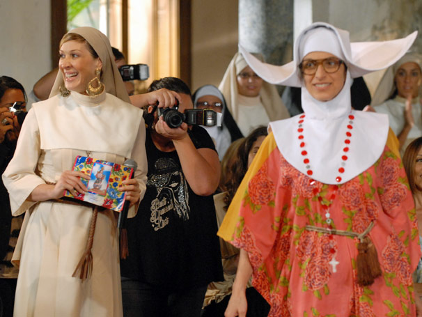 Jaqueline (Claudia Raia) radicaliza e propõe hábitos fashions para freiras