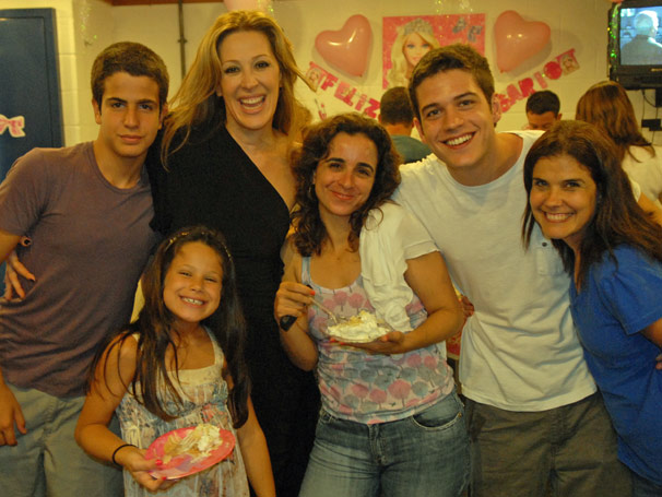 Ao lado dos amigos e dos filhos Enzo e Sophia, Claudia Raia comemora aniversário