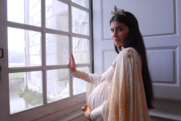 De barriga postiça, Alinne Moraes grava as cenas da Rainha Cristina, grávida da princesa Aurora (Bianca Bin) (Foto: TV Globo/ Zé Paulo Cardeal)