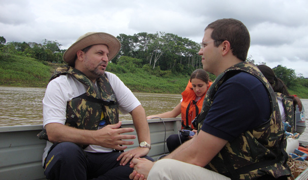 Paulo Mário Martins entrevista o professor Wanderley Bastos, da UNIR (Foto: Divulgação/ Globo Universidade)
