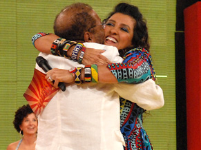 Regina Casé recebe o compositor (Foto: Alex Carvalho/ TV Globo)