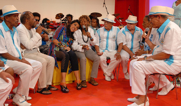 Martinho da Vila canta com integrantes da Vila Isabel (Foto: Alex Carvalho/ TV Globo)