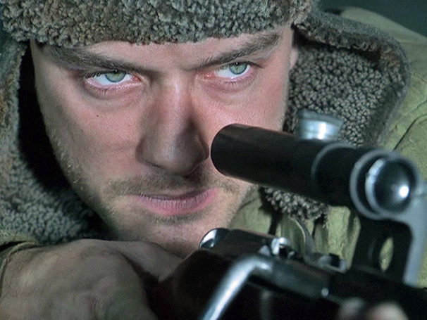 Em Círculo de Fogo, Vasily Zaitsev (Jude Law) é o atirador mais famoso da Rússia (Foto: Divulgação)