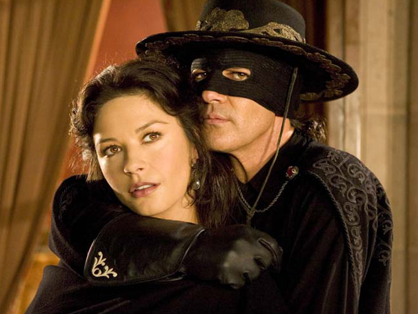 Além de ser casado com Elena (Catherine Zeta-Jones), Don Alejandro de la Vega (Antonio Banderas) é o justiceiro Zorro (Foto: Divulgação)