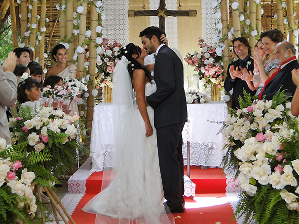 Em meio a aplausos, Janaína e Fred casam-se na ingreja de Girassol (Foto: Tv Globo/ Divulgação)