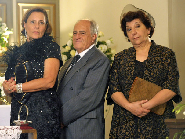 O prefeito Isaías (Ary Fontoura) e sua mulher Minerva (Elizabeth Savalla) são os padrinhos de casamento de Marcos (Sérgio Marone) (Foto: TV Globo / Blenda Gomes)