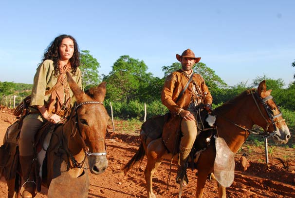 Herculano (Domingos Montagner) cavalga com sua mulher Benvinda (Cláudia Ohana) (Foto: TV Globo/Zé Paulo Cardeal)
