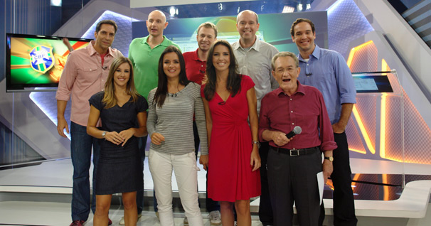 Seleção da Rede Globo de apresentadores e comentaristas de esportes se reúne em novo cenário (Foto: Gisele Gomes/TV Globo)