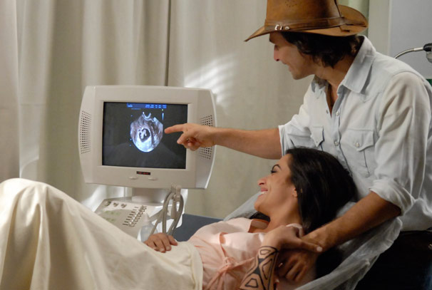 Juntos, Estela e Solano acompanham a ultrassonografia do bebê (Foto: TV Globo / Marcio Nunes)