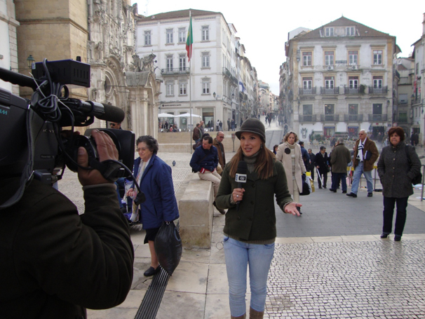 Lizandra Trindade grava o Globo Universidade pelas ruas de Coimbra (Foto: Divulgação / Globo Universidade)