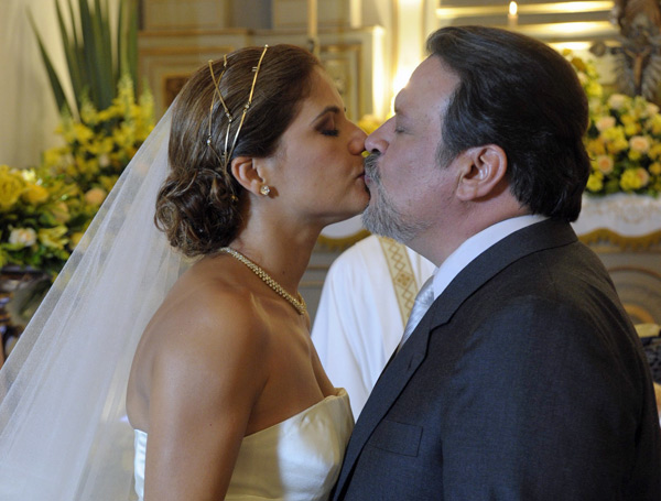 Lavinia (Nivea Stelmann) e Oséas (Luis Mello) se casam (Foto: TV Globo/Renato Rocha Miranda)