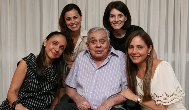 Daniela Escobar, a esposa de Chico, Malga, Cininha de Paula e Heloísa Perissé posam ao lado do aniversariante (Foto: Marcio Nunes/ TV Globo)