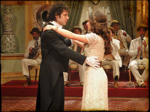 O príncipe Felipe dança com Açucena (Foto: TV Globo/Cordel Encantado)